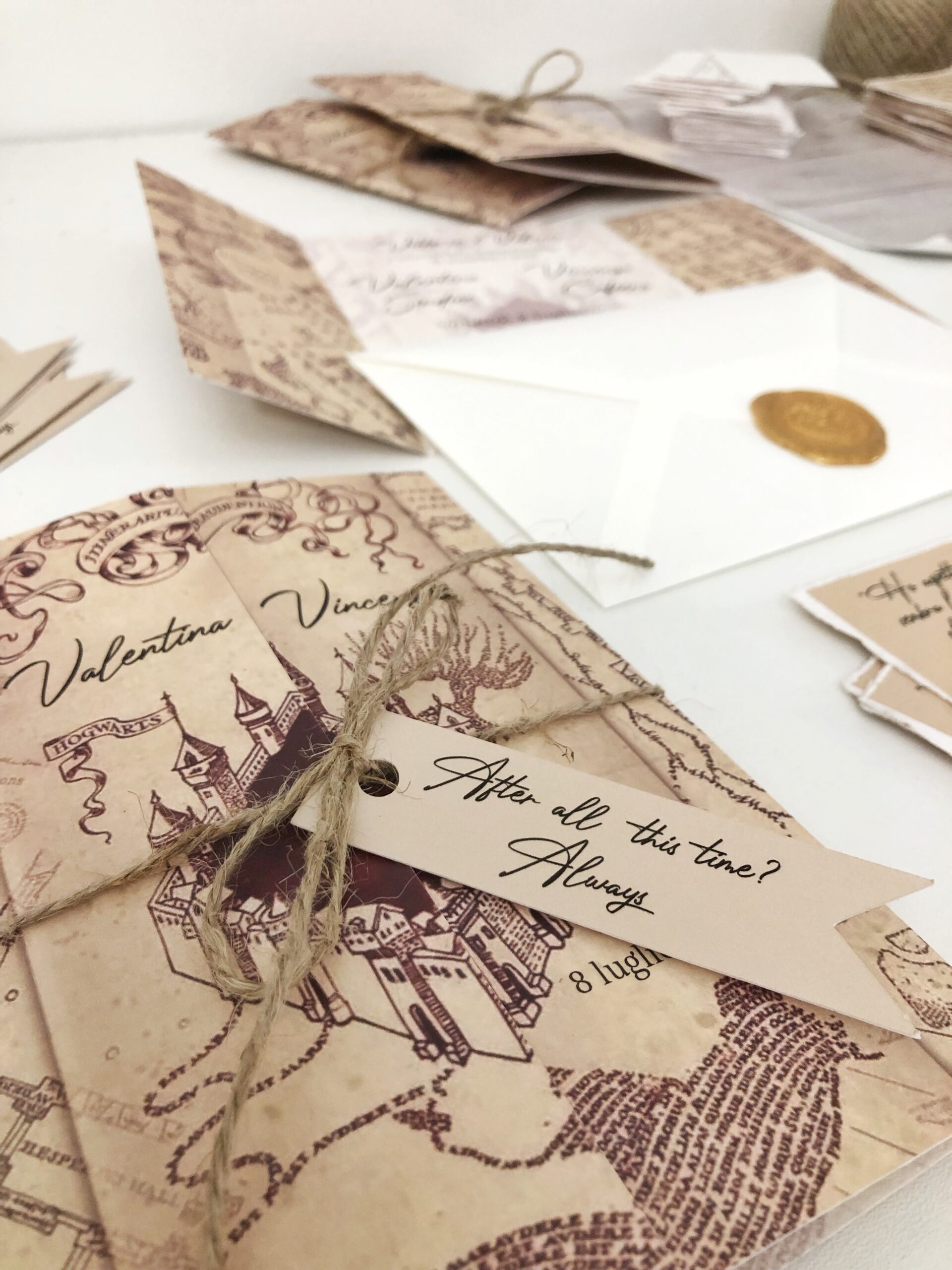 Partecipazione matrimonio tema Harry Potter con busta bianca, ceralacca dorata e mappa del malandrino