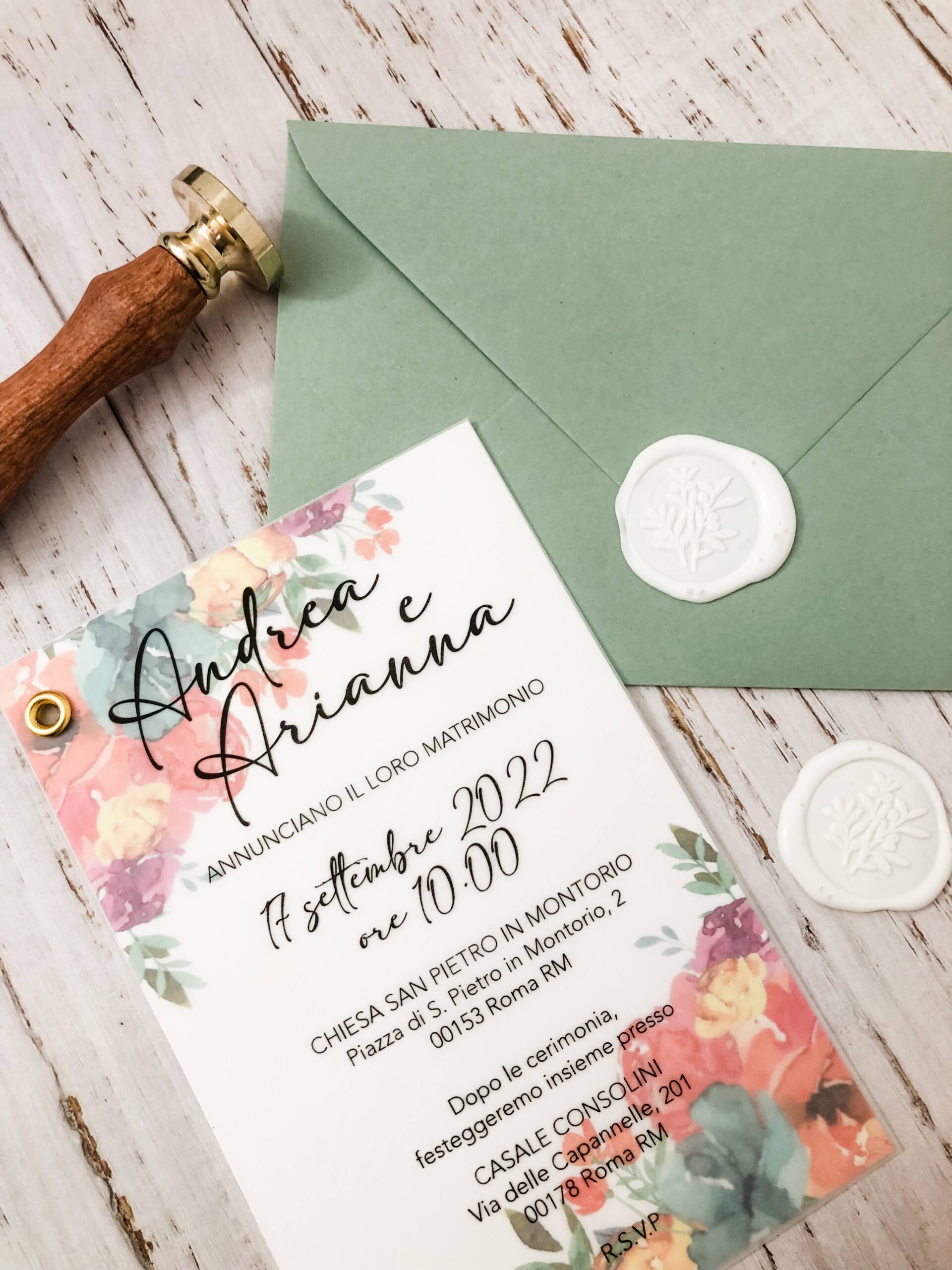 Partecipazione tema fiori con stampa su carta vellum, busta verde e ceralacca bianca